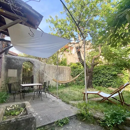 House With Garden - Center *
